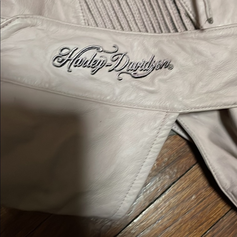 Women’s preowned pink Harley Davison leather chaps size 1W